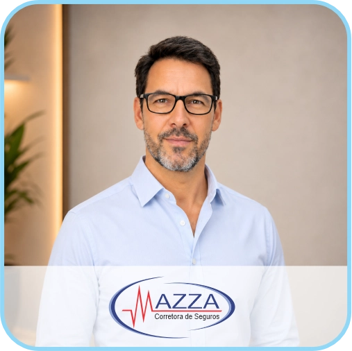 Denys Mazzacorati | Mazza Corretora de Seguros Especializada em Planos de Saúde Denys Mazzacorati, fundador e corretor responsável pela Mazza Corretora de Seguros, em traje executivo.
